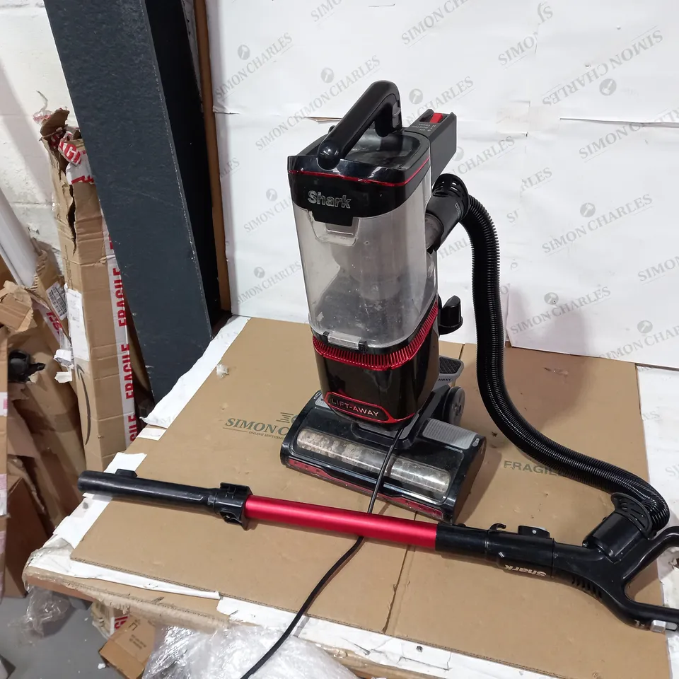 SHARK UPRIGHT VACUUM CLEANER NV602UKT