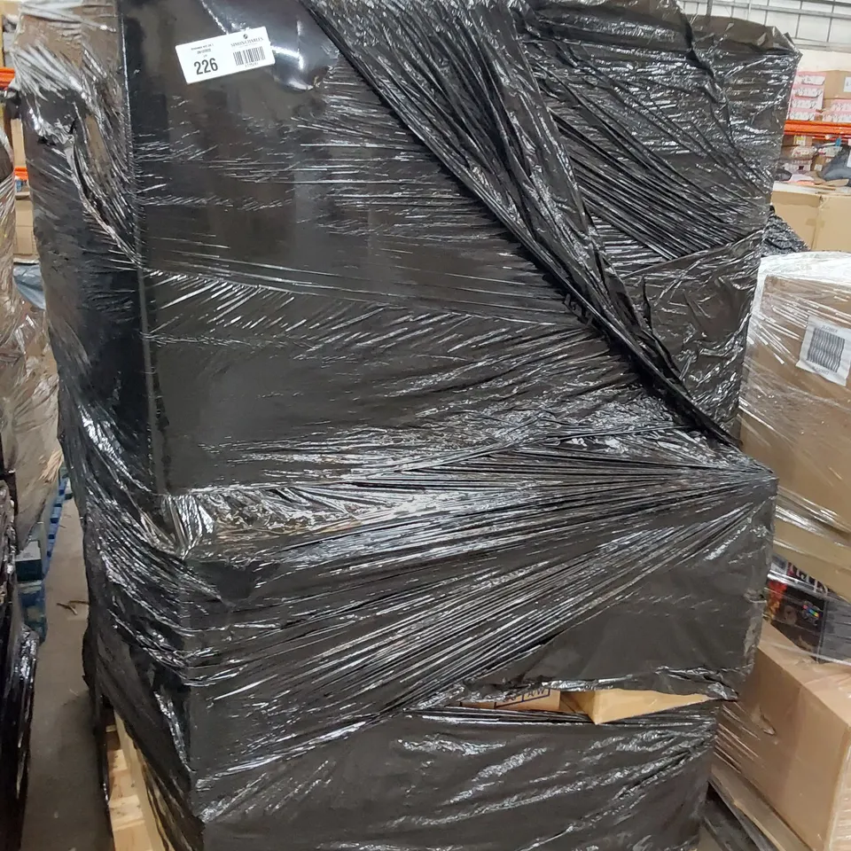 PALLET OF APPROXIMATELY 193 ITEMS OF ASSORTED BRAND NEW CLOTHING AND ACCESSORIES TO INCLUDE;