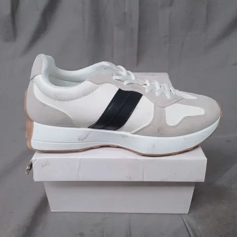 APPROXIMATELY 12 PAIRS OF BOXED LYON1 TRAINERS IN WHITE/BLACK - SIZE 3