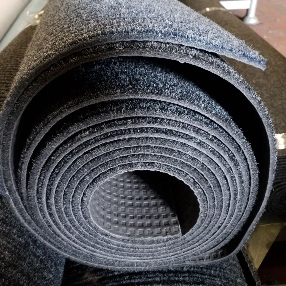ROLL OF QUALITY LOOP PILE CARPET IN BLUE/WHITE - SIZE UNSPECIFIED 
