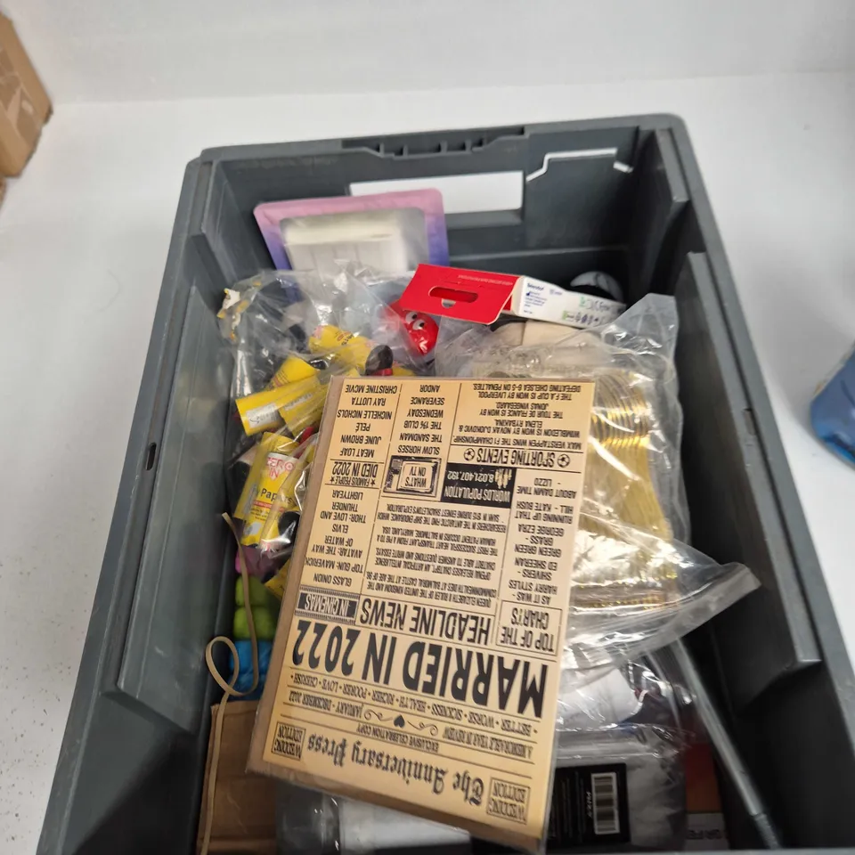 TOTE OF APPROXIMATELY 15 ASSORTED ITEMS TO INCLUDE: FAIRY AND LENOR