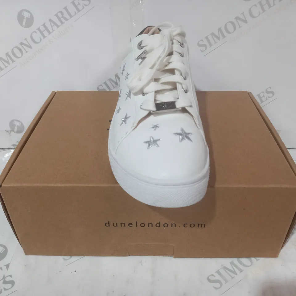 BOXED PAIR OF DUNE LONDON 081 ECLIPTI STAR EMBROIDERED SHOES IN WHITE SIZE 7