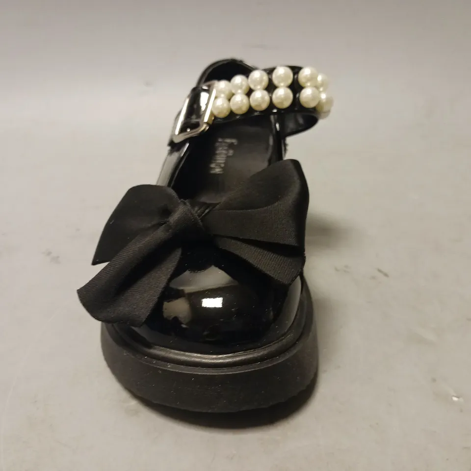 BOXED PAIR OF DESIGNER KIDS SHOES IN GLOSSY BLACK W. PEARL EFFECT DETAIL EU SIZE 29