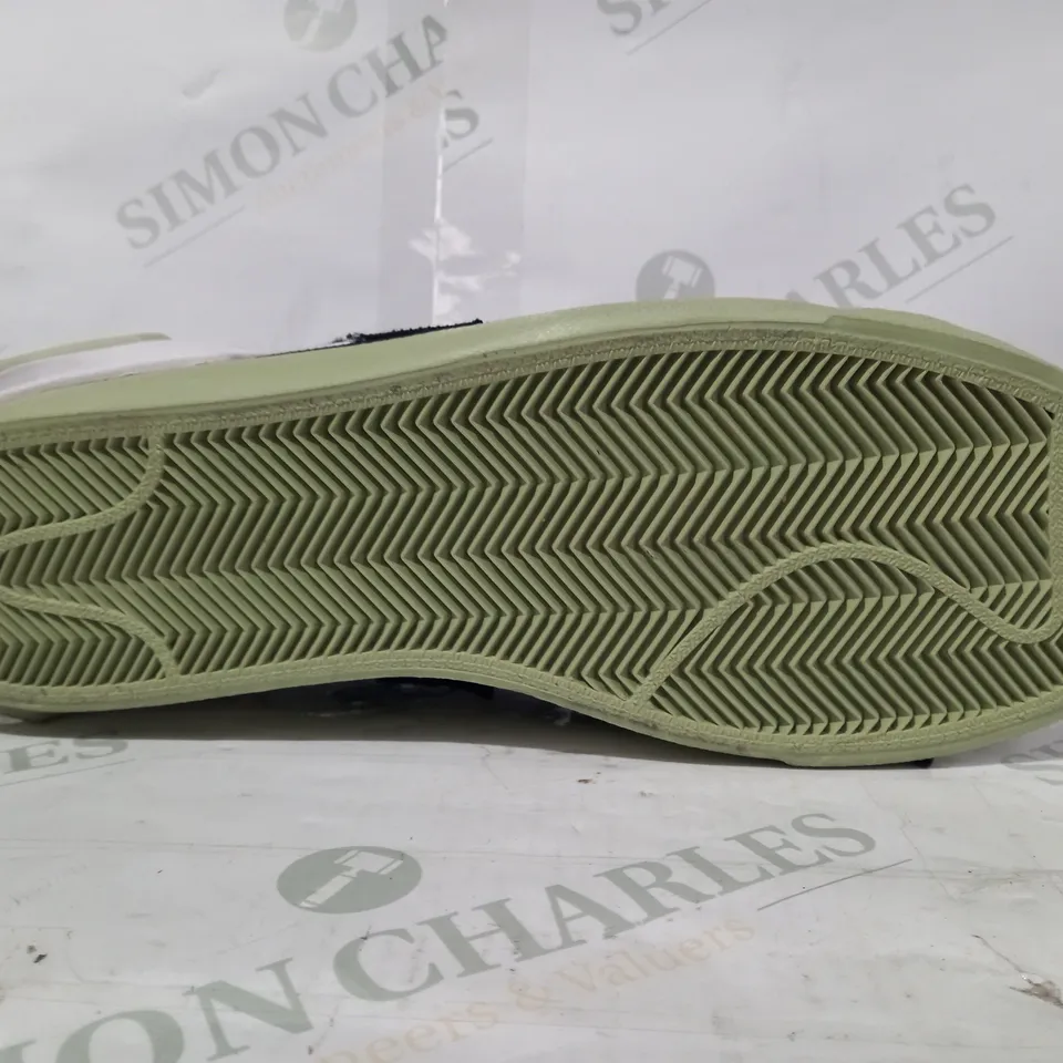 PAIR OF NIKE TRAINERS IN BLACK/GREEN UK SIZE 8.5