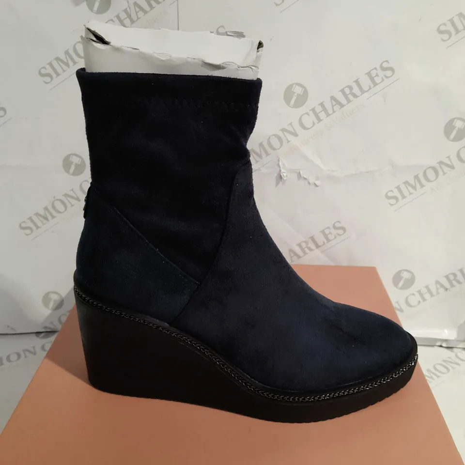 BOXED MODA IN PELLE ALAINA WEDGE HEEL SOCK BOOT - NAVY - SIZE 5