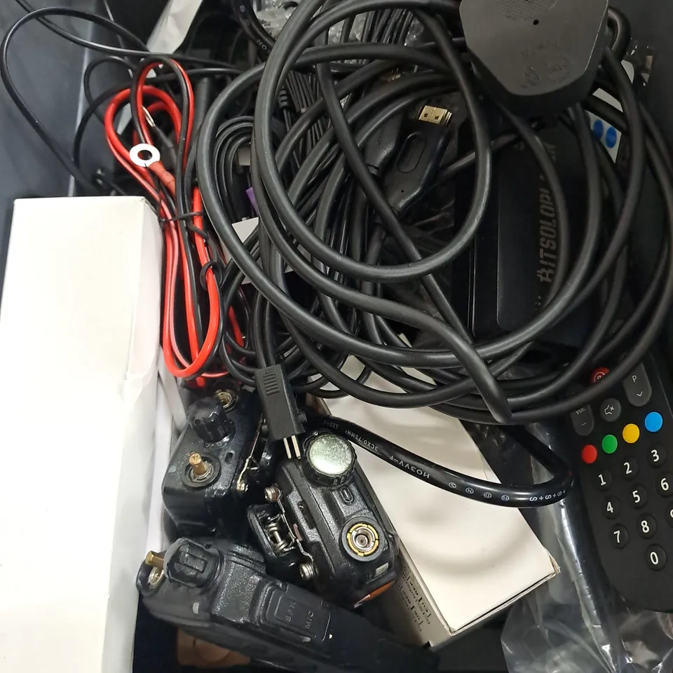 APPROXIMATELY 10 ASSORTED ELECTRICAL PRODUCTS & ACCESSORIES TO INCLUDE REPLACEMENT REMOTES, TWO WAY RADIO, CABLES ETC 
