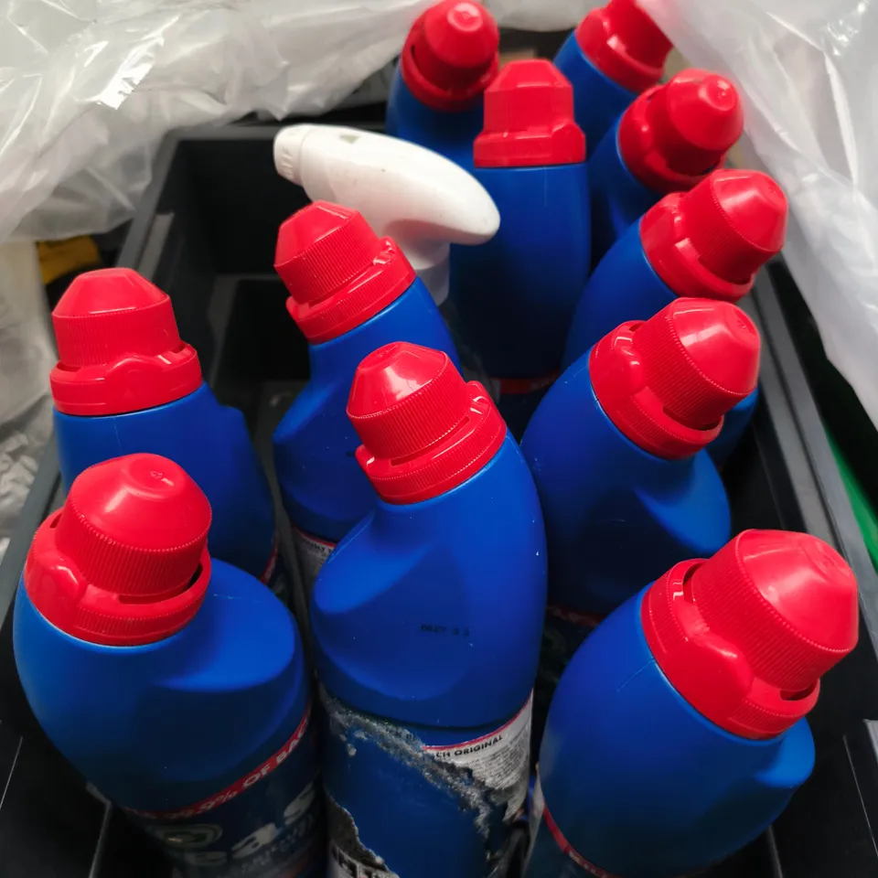 APPROXIMATELY 15 ASSORTED HOUSEHOLD PRODUCTS TO INCLUDE BLEACH, HAND SERUM, BATHROOM CLEANER ETC 