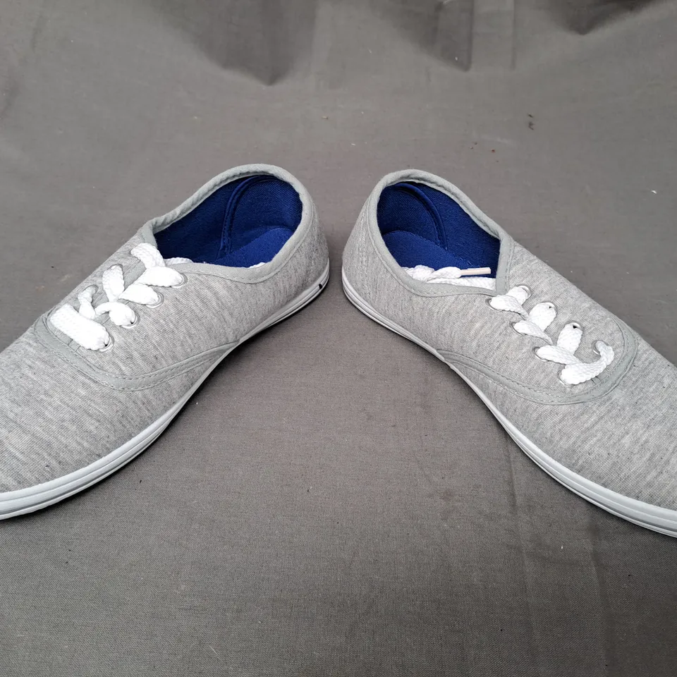 BOX OF APPROXIMATELY 10 PAIRS OF TRANSIT SHOES IN GREY IN VARIOUS SIZES
