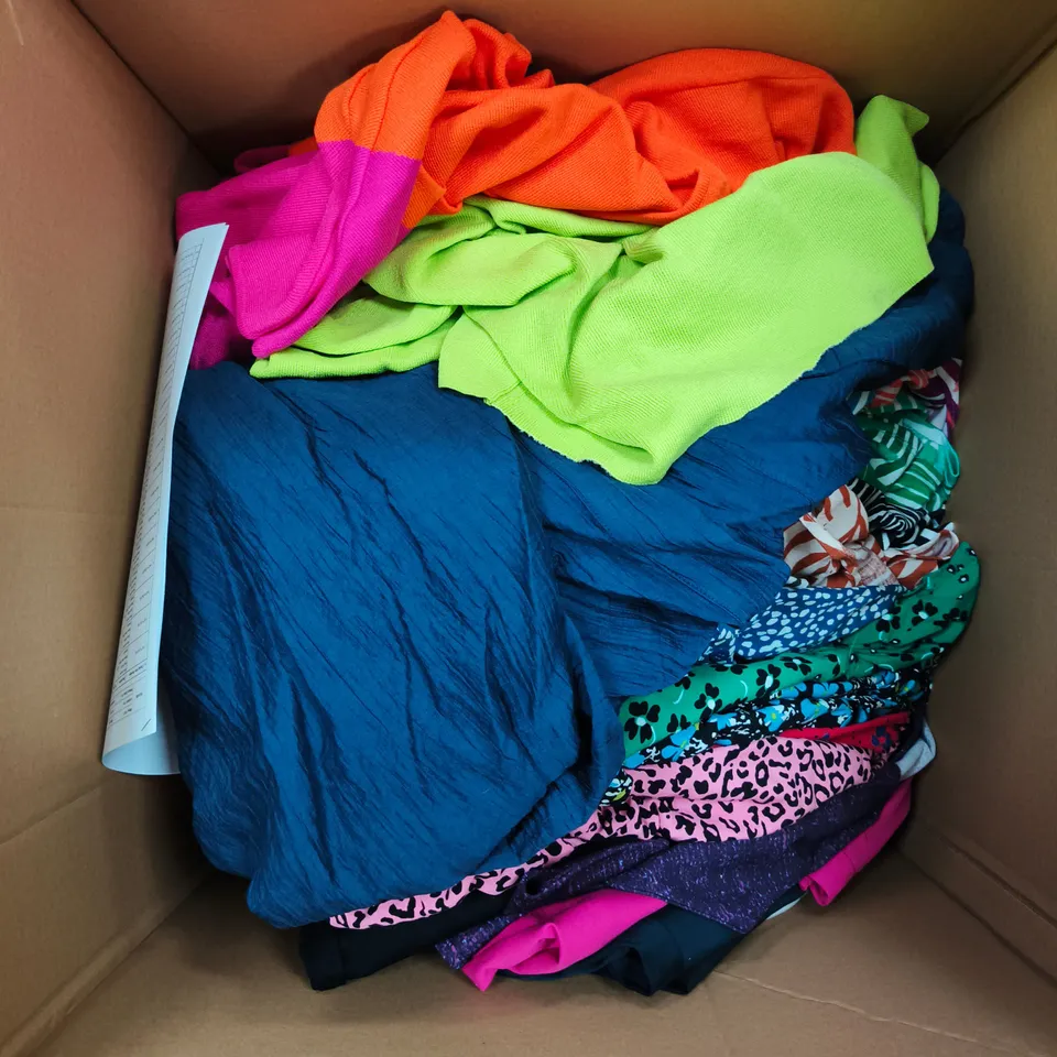 APPROXIMATELY 20 ASSORTED WOMENS CLOTHING PRODUCTS IN VARIOUS STYLES AND SIZES 