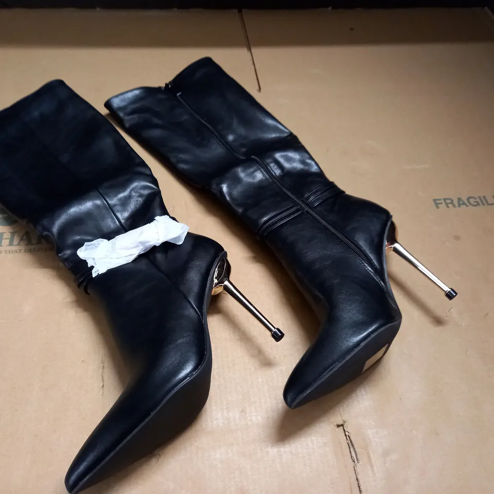 PAIR OF STEPHAN HEELED HIGH BOOTS IN BLACK - 37