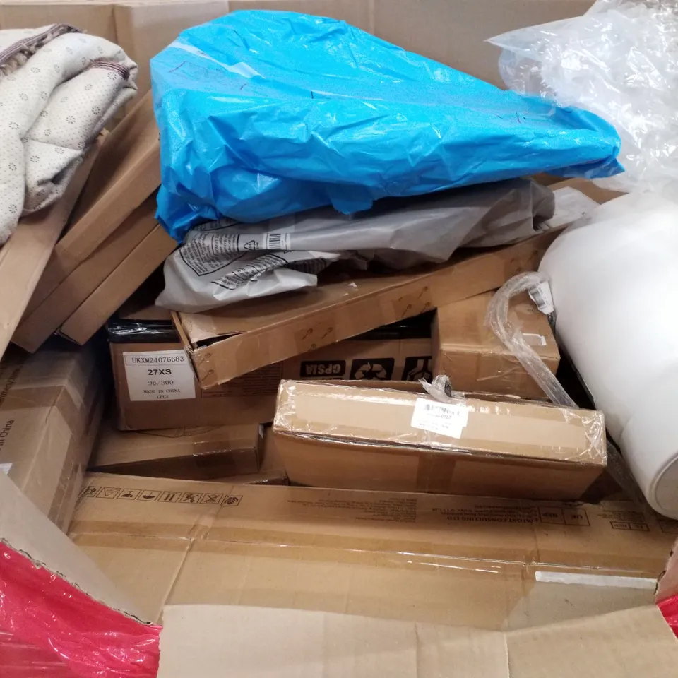 PALLET CONTAINING ASSORTED PRODUCTS INCLUDING MOSQUITO NET, WALL CLOCK, TOILET SEAT, PLAYPEN & DESKTOP SIT-STAND WORKSTATION 