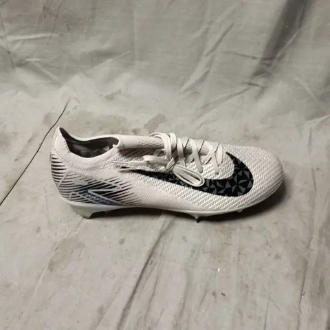 NIKE GRIPKNIT AIR ZOOM FOOTBALL BOOTS – WHITE KNIT UPPER WITH BLACK SWOOSH SIZE 8.5
