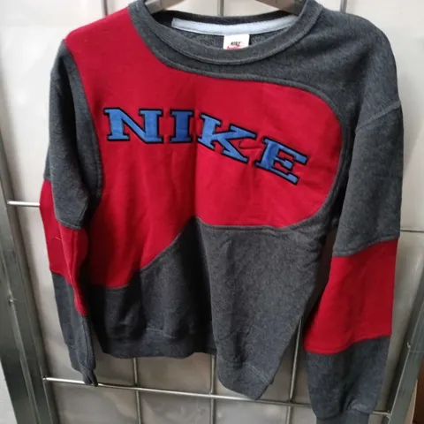 NIKE COLOUR-BLOCK SWEATSHIRT – GREY & RED WITH LOGO SIZE S