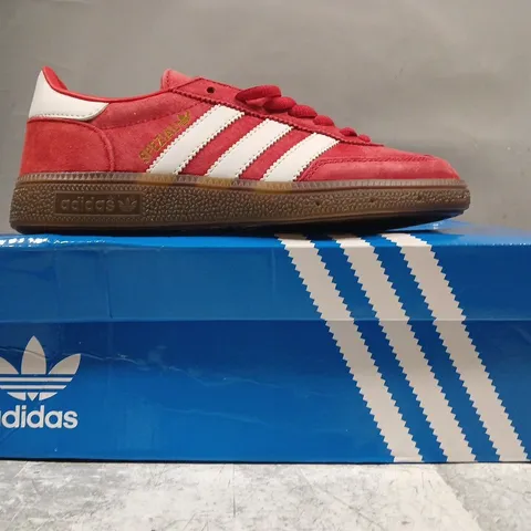 BOXED PAIR OF ADIDAS HANDBALL SPEZIAL SHOES IN RED/WHITE SIZE UK 3.5