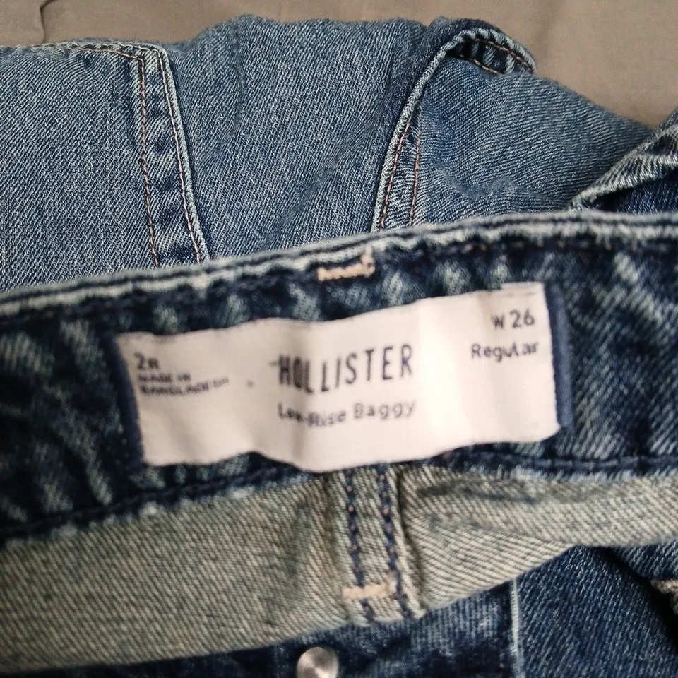 HOLLISTER WOMEN’S LOW-RISE BAGGY JEANS – UK 6 (US 26) – REGULAR 