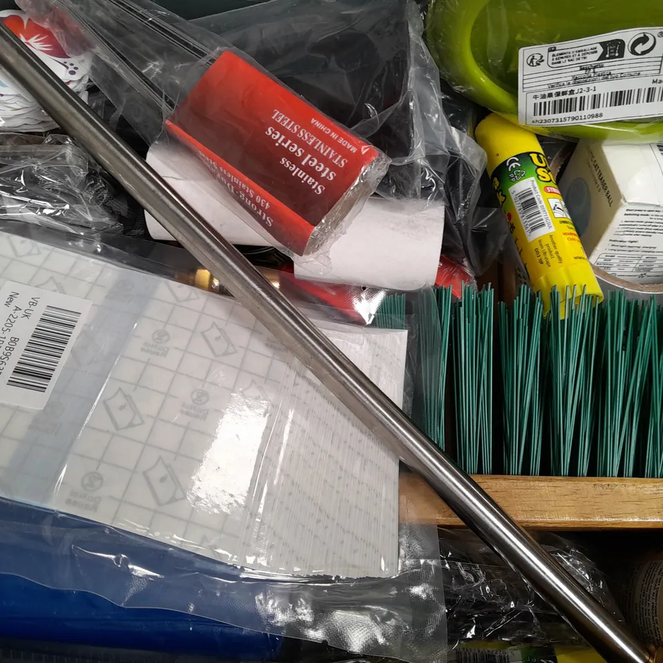 APPROXIMATELY 20 ASSORTED HOUSEHOLD ITEMS TO INCLUDE EVERYDAY COACHING CARDS, GLUE STICK, ETC