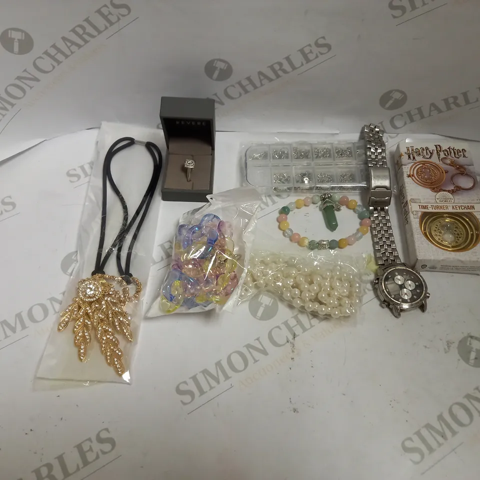 LOT OF ASSORTED JEWELLERY TO INCLUDE HARRY POTTER TIME-TURNER KEYCHAIN, STAINLESS STEEL WATCH, WHITE BEADED NECKLACE, ETC 