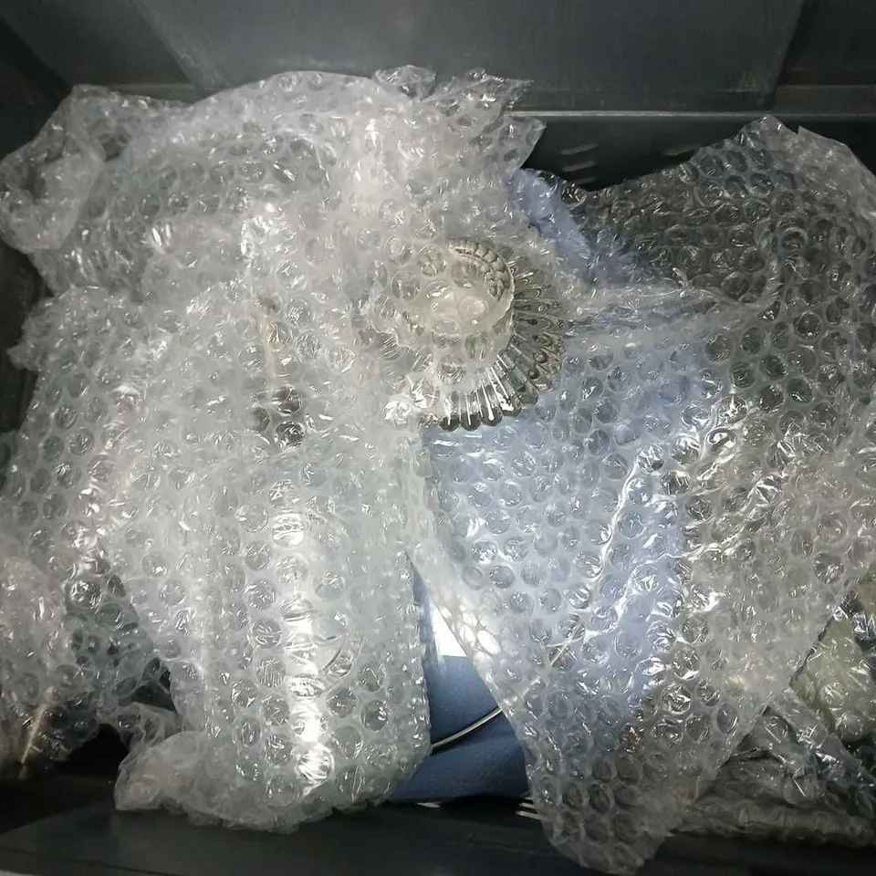APPROXIMATELY 12 ASSORTED FRAGILE HOUSEHOLD ITEMS TO INCLUDE "4X4 PHOTO FRAME, HOFFI COFFI MUG, CANDLE HOLDERS, ETC
