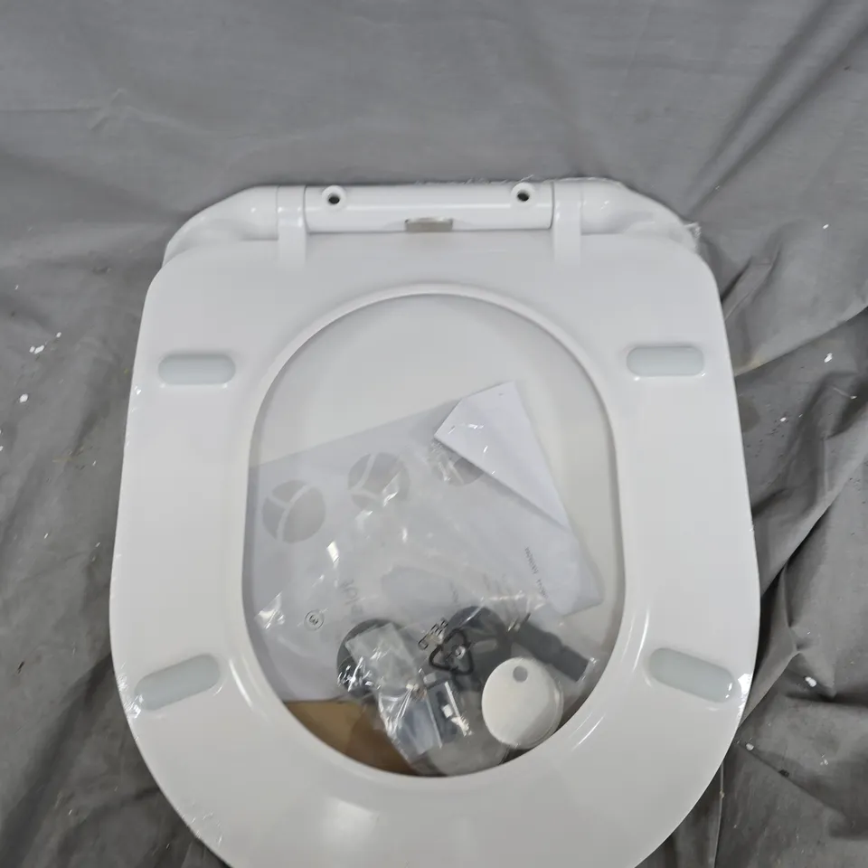 BOXED BLUMFELDT TOILET SEAT