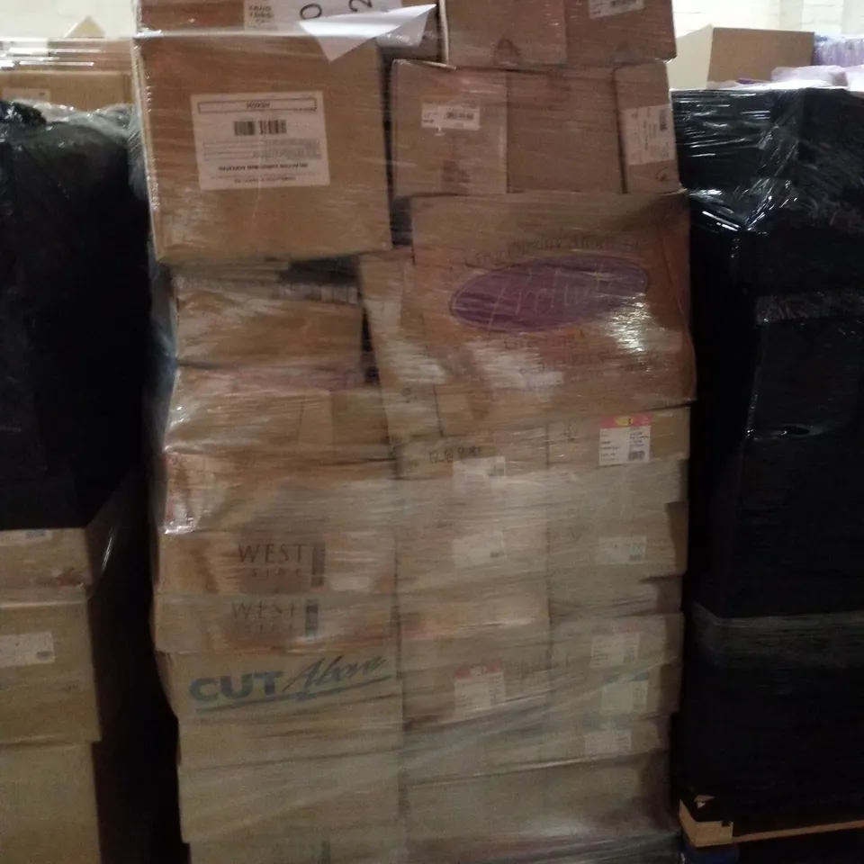 PALLET CONTAINING LARGE QUANTITY OF ASSORTED GREETINGS CARDS