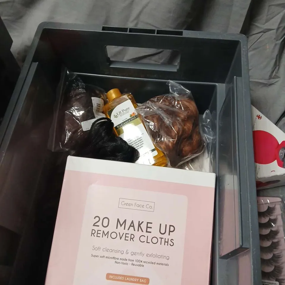 APPROXIMATELY 20 ASSORTED HEALTH AND BEAUTY PRODUCTS TO INCLUDE - 20 MAKE UP CLOTHS AND RAZA BALL SHAVER.