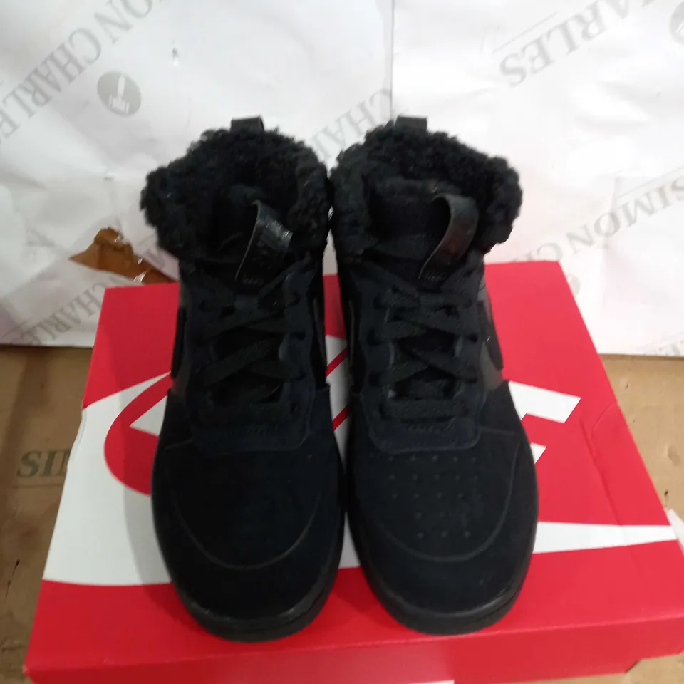 BOXED PAIR OF NIKE COURT BOROUGH MID 2 BOOT SIZE 13