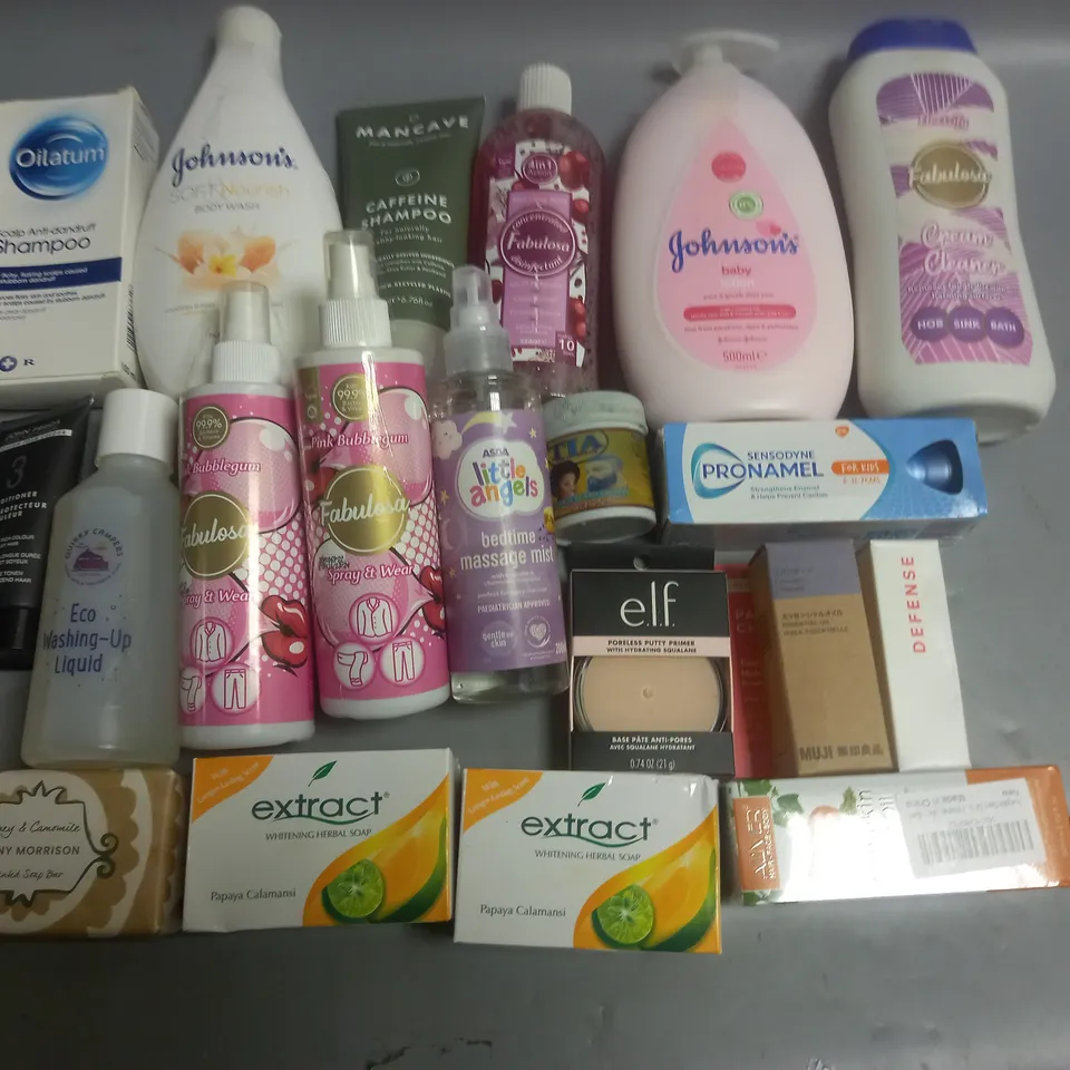 LOT OF APPROXIMATELY 20 ASSORTED HEALTH AND BEAUTY ITEMS TO INCLUDE JOHNSONS BABY LOTION, SENSODYNE TOOTHPASTE, EXTRACT SOAP AND MASSAGE MIST