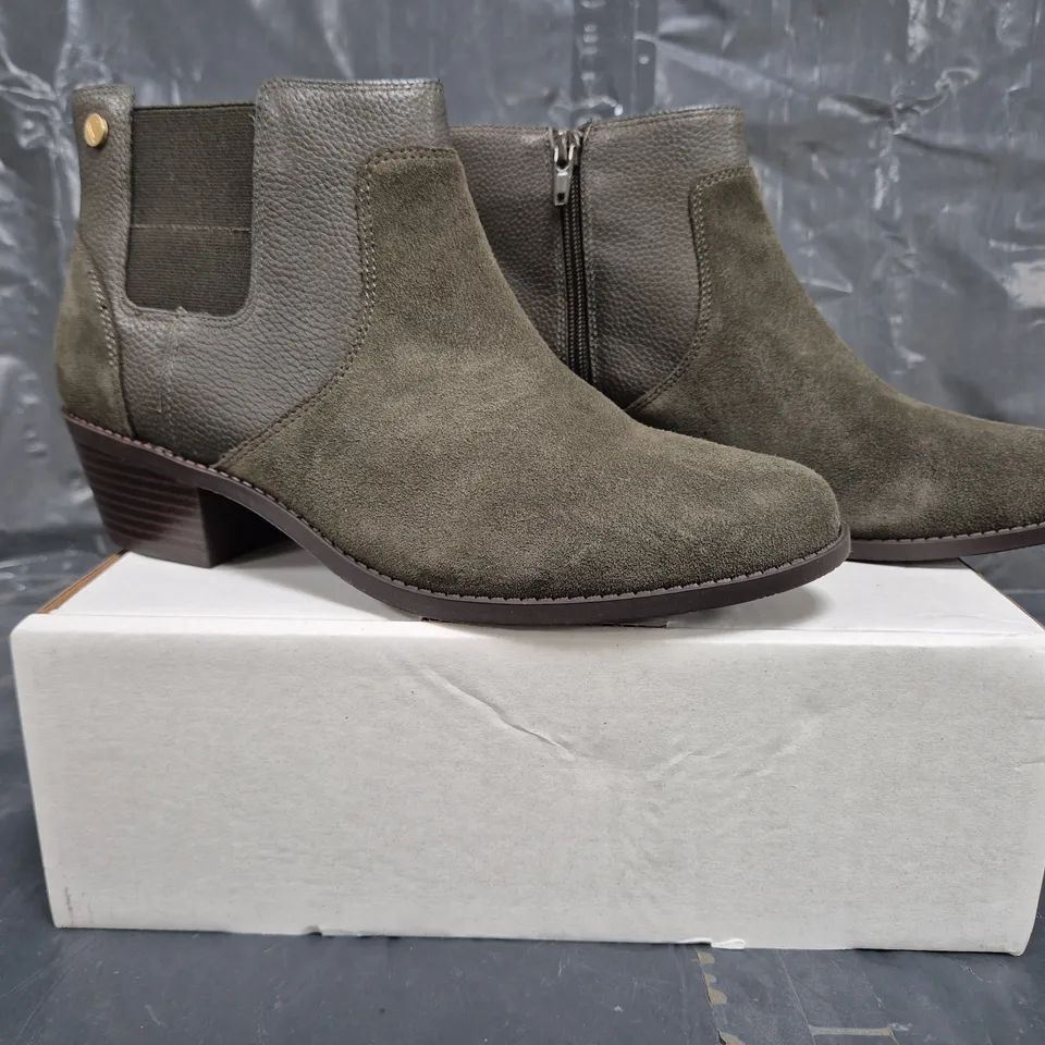 BOXED PAIR OF VIONIC FINN CHELSEA ANKLE BOOTS IN DARK OLIVE SIZE 7