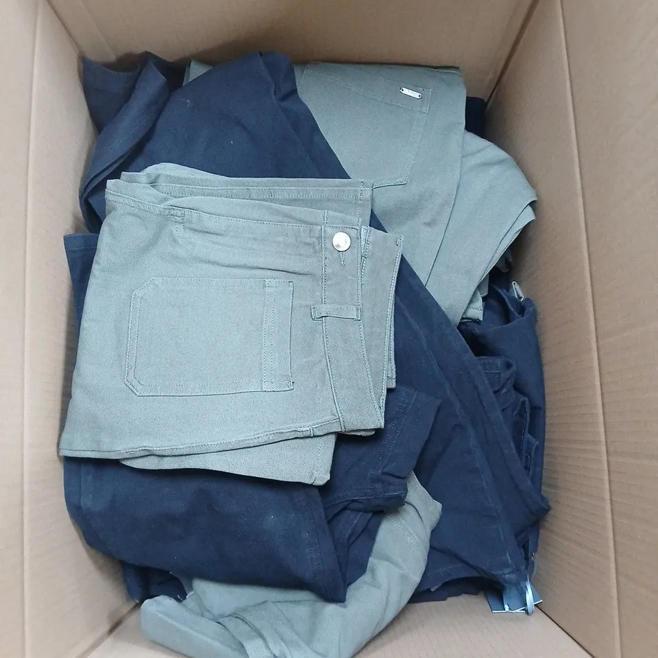 APPROXIMATELY 20 ASSORTED CLOTHING AND FASHION ITEMS IN VARIOUS STYLES, SIZES, AND COLOURS