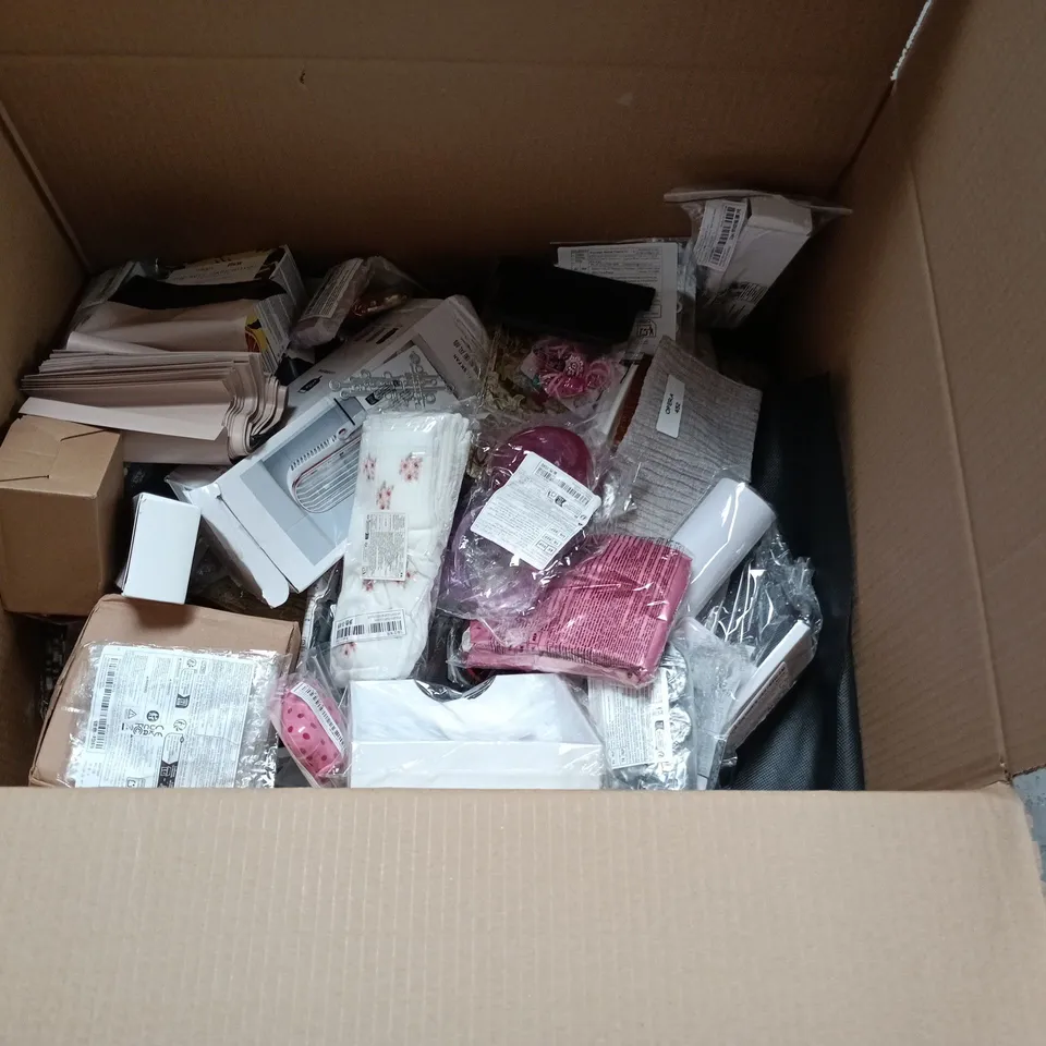 LARGE QUANTITY OF ASSORTED HOUSEHOLD ITEMS TO INCLUDE CANVAS ART, CHOPPIING BOARD AND PLAY WAND