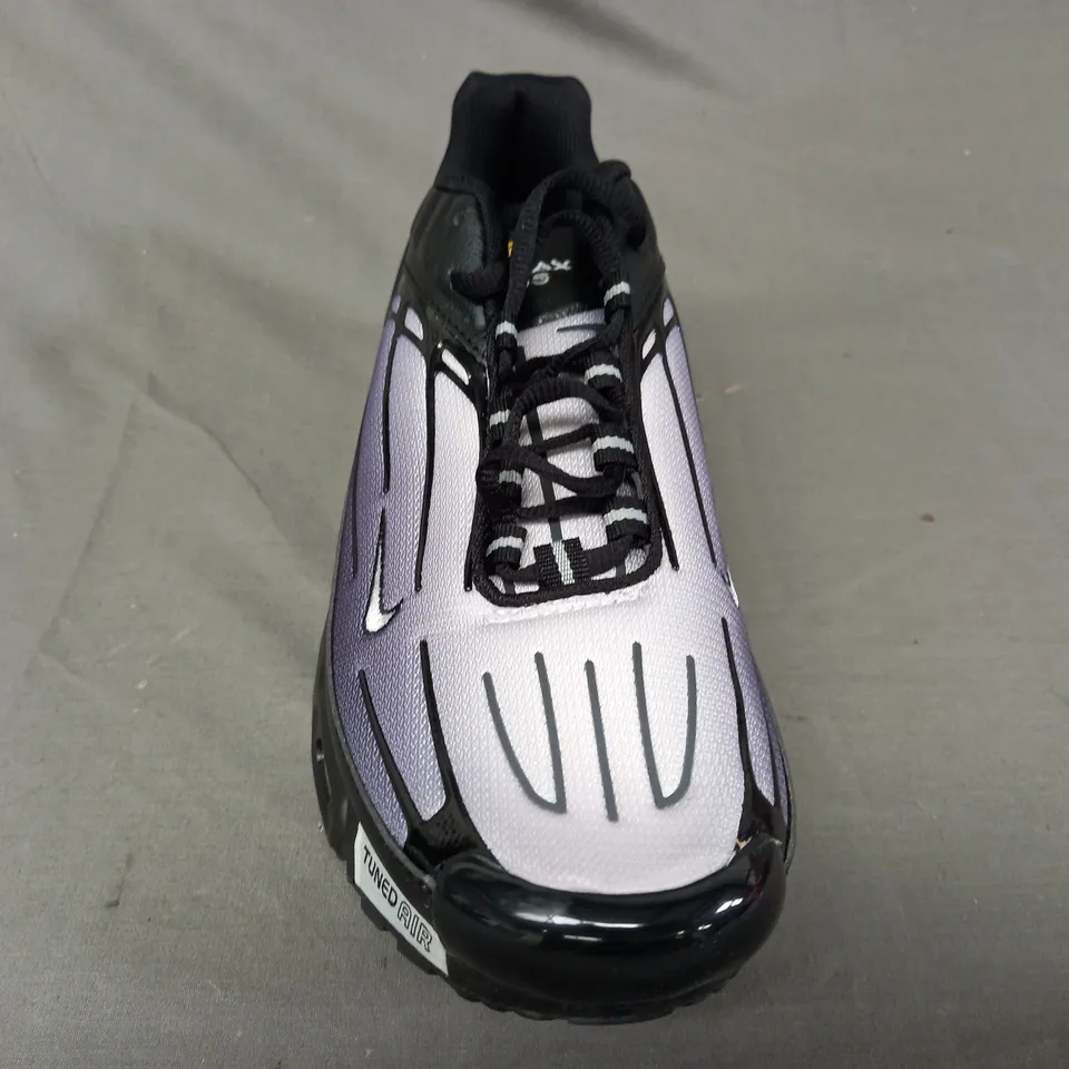 BOXED PAIR OF NIKE AIR MAX PLUS SHOES IN BLACK/GREY UK SIZE 9