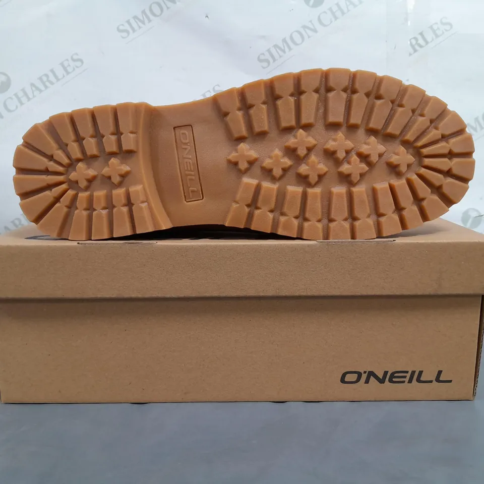 BOXED PAIR OF O'NEILL EL CAPITAN BOOTS IN TAN UK SIZE 9