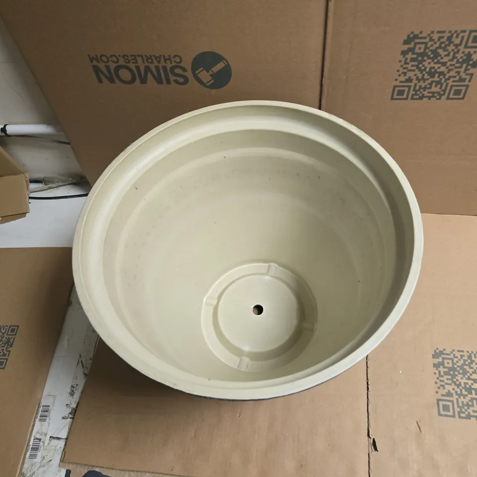 LARGE DECORATIVE PLANT POT