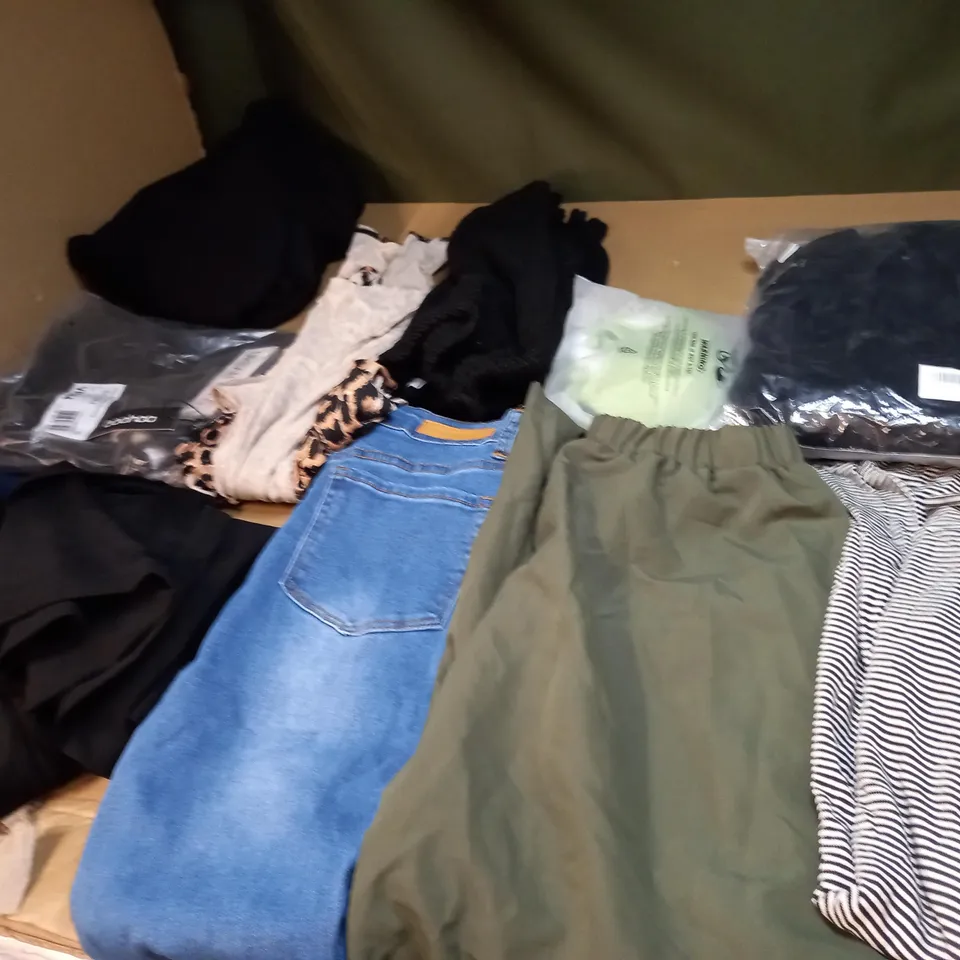 LOT OF APPROX 20 ASSORTED CLOTHING ITEMS VARYING IN SIZE/COLOUR/STYLE TO INCLUDE: TROUSERS, DRESSES, JUMPERS