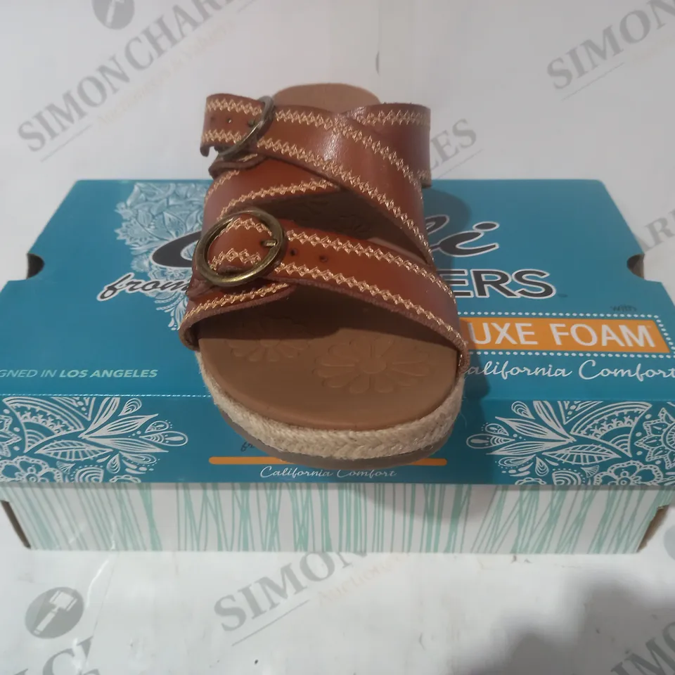 BOXED PAIR OF CALI FROM SKECHERS LUXE FOAM OPEN TOE SANDALS IN BROWN SIZE 6