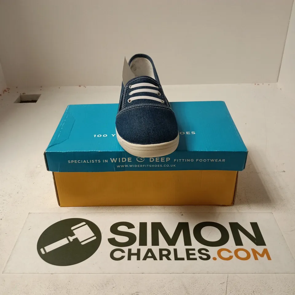 BOXED PAIR OF DBSHOES COUP SHOES IN NAVY - SIZE 5