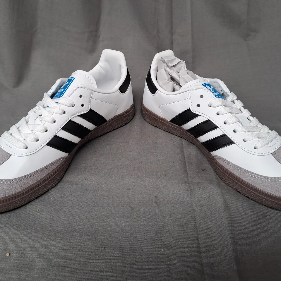 BOXED PAIR OF ADIDAS SAMBA SHOES IN WHITE/BLACK UK SIZE 4.5