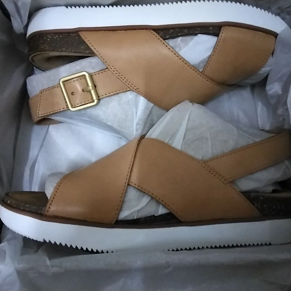 3 CLARKS SHOE BOXES CONTAINING ELAYNE SAND LEATHER SANDALS SIZE 5