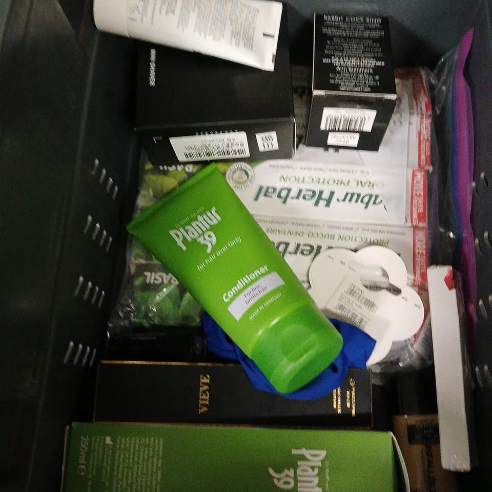 APPROXIMATELY 20 ASSORTED HEALTH & BEAUTY PRODUCTS TO INCLUDE NATURE SPELL TONE & TIGHTEN BODY CREAM, WILD BODY WASH, PLOUISE BRUSH SET, ETC