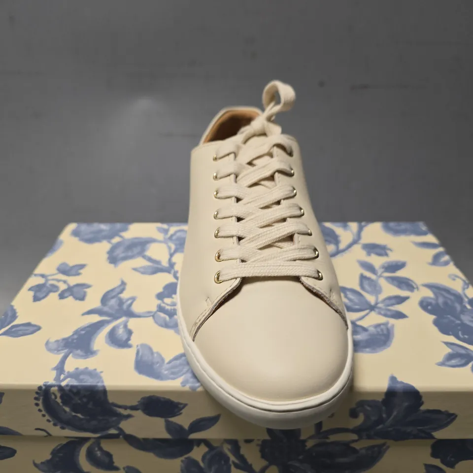 BOXED LES SOULIERS SEZANE JACK BASKETS TRAINERS - UK 6 