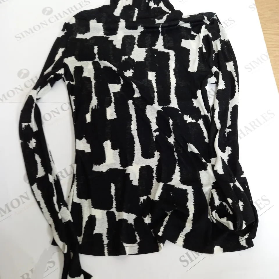 LARGE QUANTITY OF CLOTHING ITEMS TO INCLUDE , SWEATERS, JEANS, T-SHIRTS, ETC