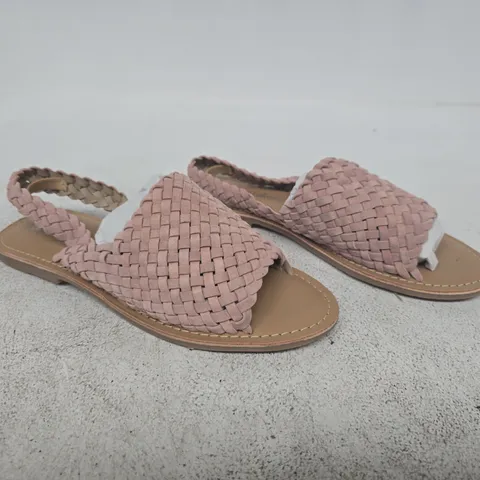 BOXED PAIR OF LEATHER COLLECTION SANDALS IN DUSTY PINK SIZE 6