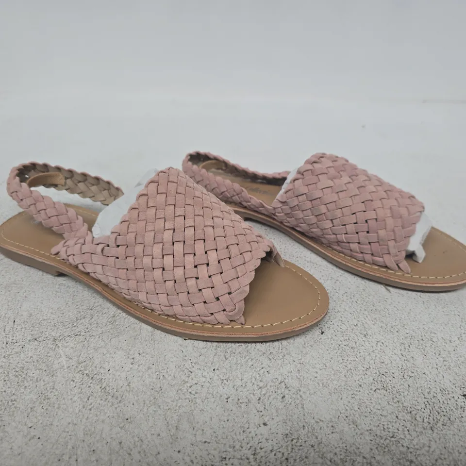 BOXED PAIR OF LEATHER COLLECTION SANDALS IN DUSTY PINK SIZE 6