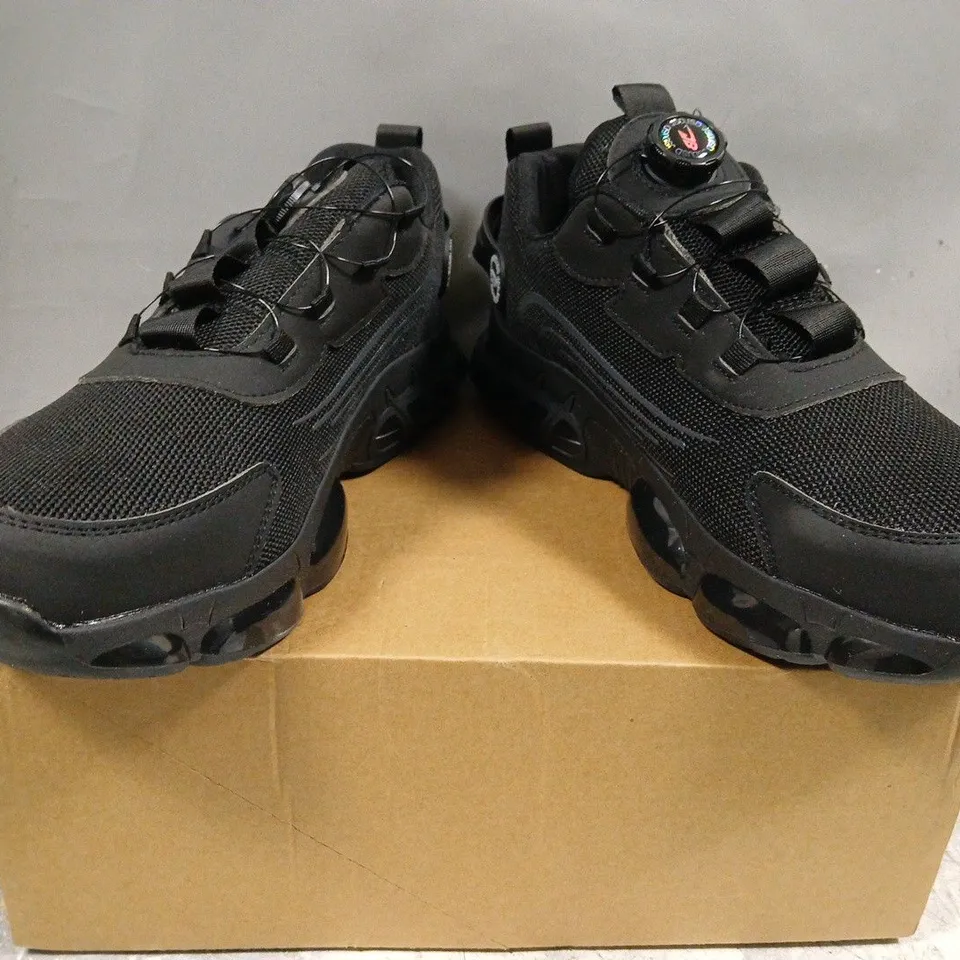BOXED PAIR OF UNBRANDED SHOES IN BLACK SIZE EU 43