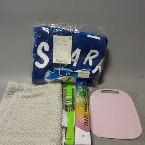 BOX OF APPROXIMATELY 7 ASSORTED ITEMS TO INCLUDE - BEACH TOWEL , CHOPPING BOARD , BATH MAT ETC