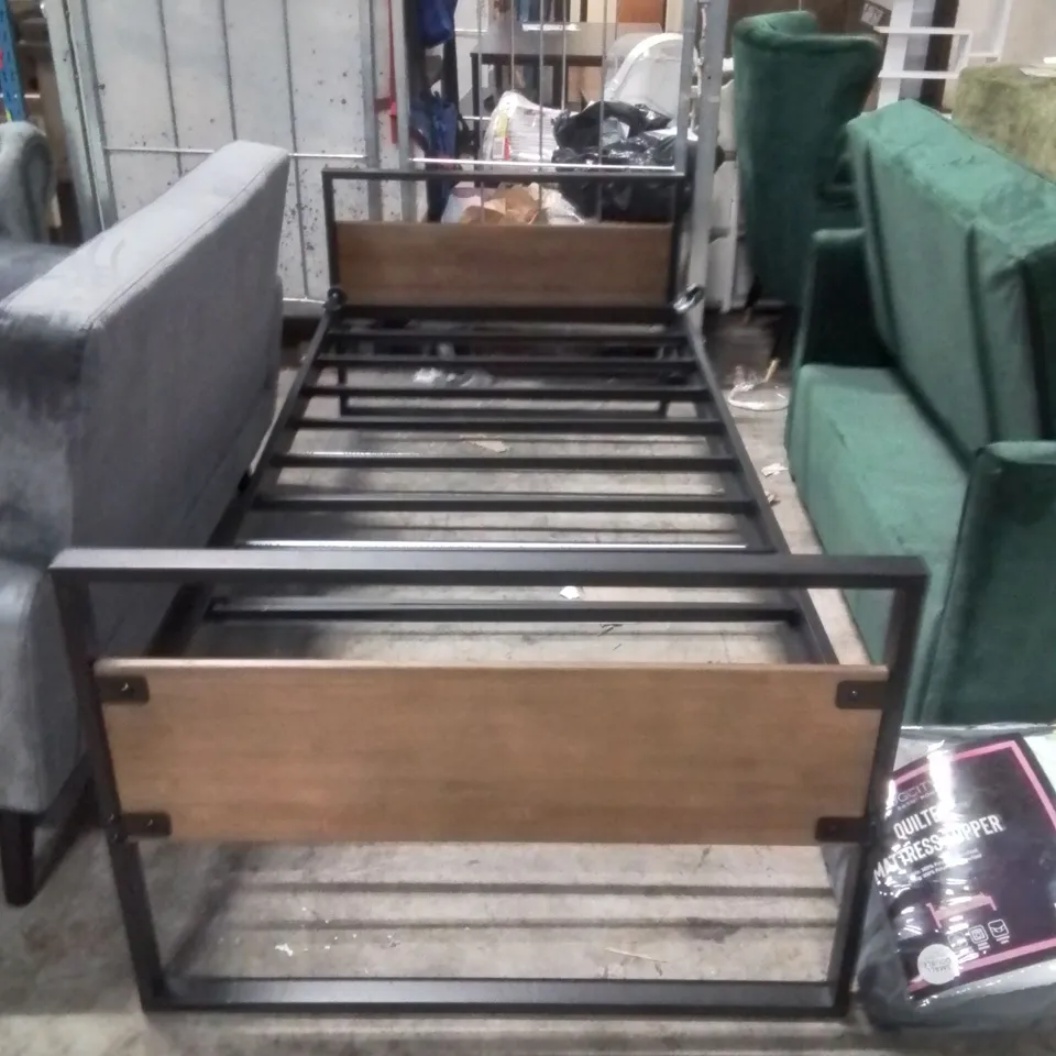 BARRET METAL DAYBED WITH TRUNDLE PULL OUT 