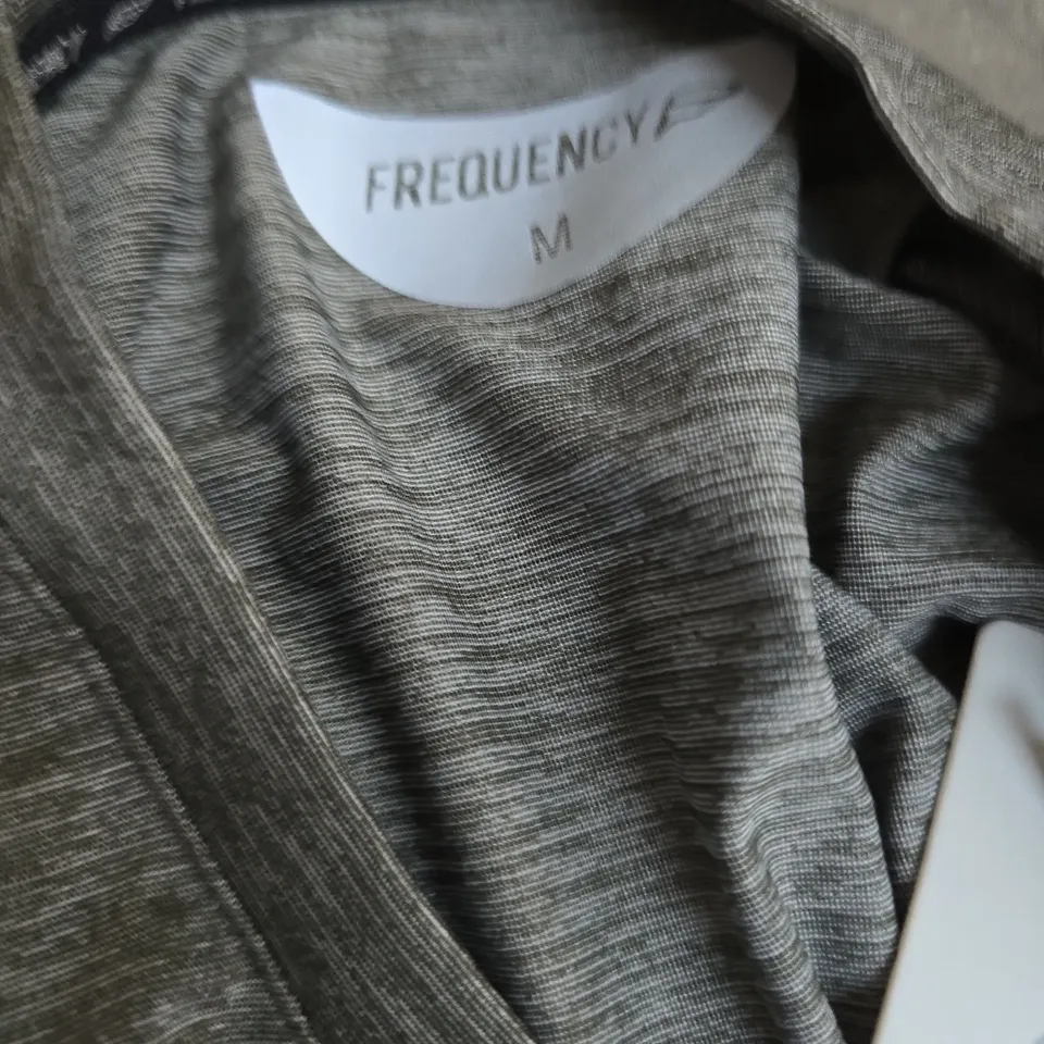 Frequency UK Premium Activewear T‑Shirt – Grey Heather, Men’s Size M