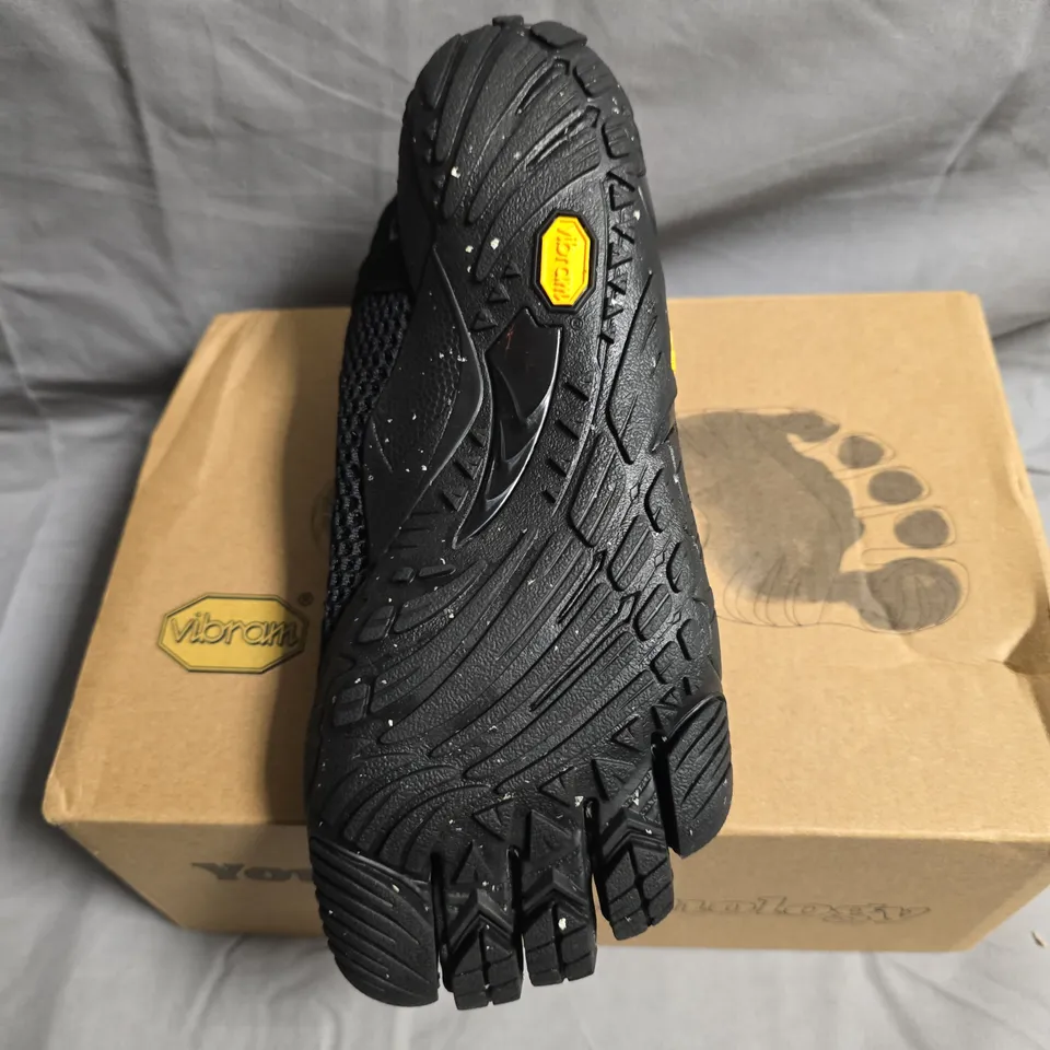 BOXED PAIR OF VIBRAM ROADAROUND 2 SHOES - UK SIZE 5