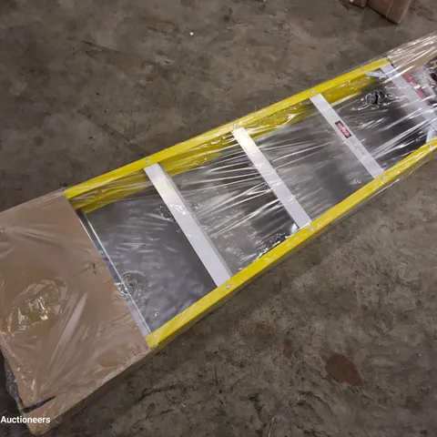 EXCEL FIBERGLASS STEPLADDERS