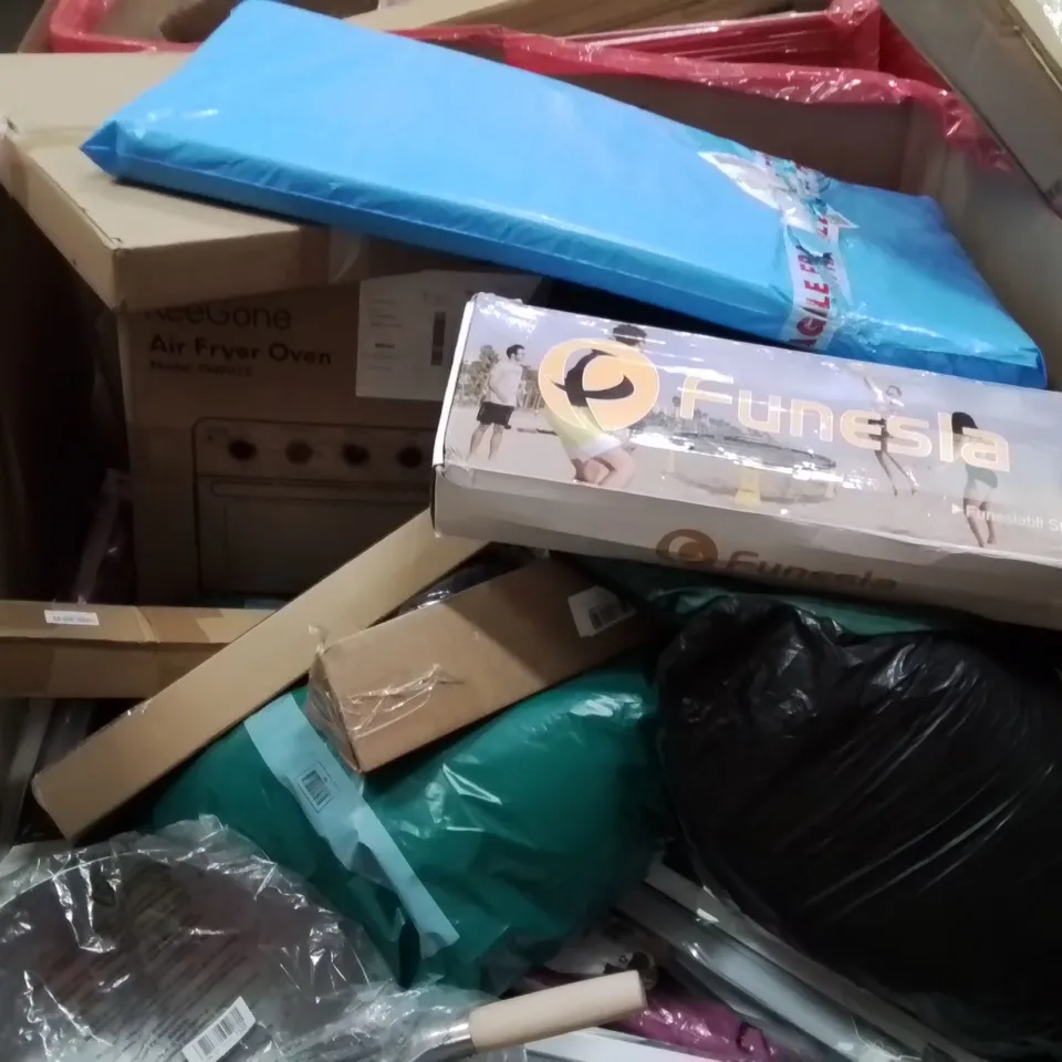 PALLET CONTAINING VARIOUS ASSORTED BOXED HOUSEHOLD ITEMS TO INCLUDE: STEEL WOK, VENETIAN BLINDS, BEACH BALL GAME, AIR FRYER AND LOTS MORE UNMARKED BOXED ITEMS 
